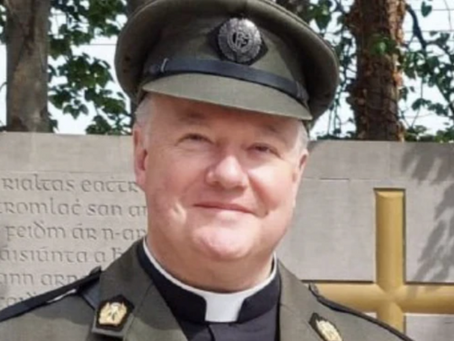 Padre Paul Murphy al processo abbraccia il giovane islamista che lo ha accoltellato.