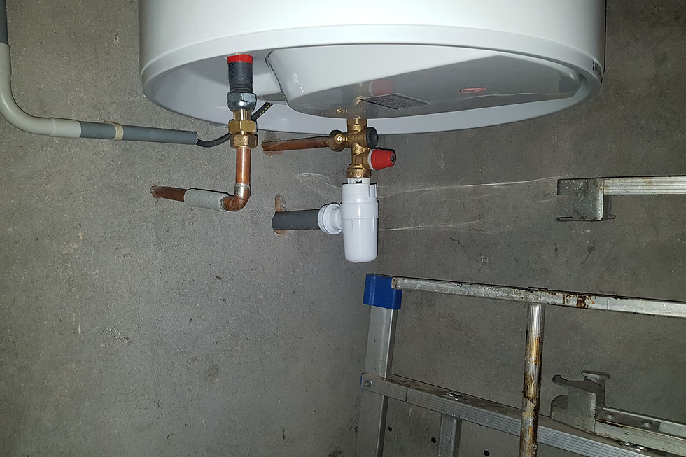 Fuite chauffe-eau électrique Var/06 : diagnostic, causes et remplacement sans dégât