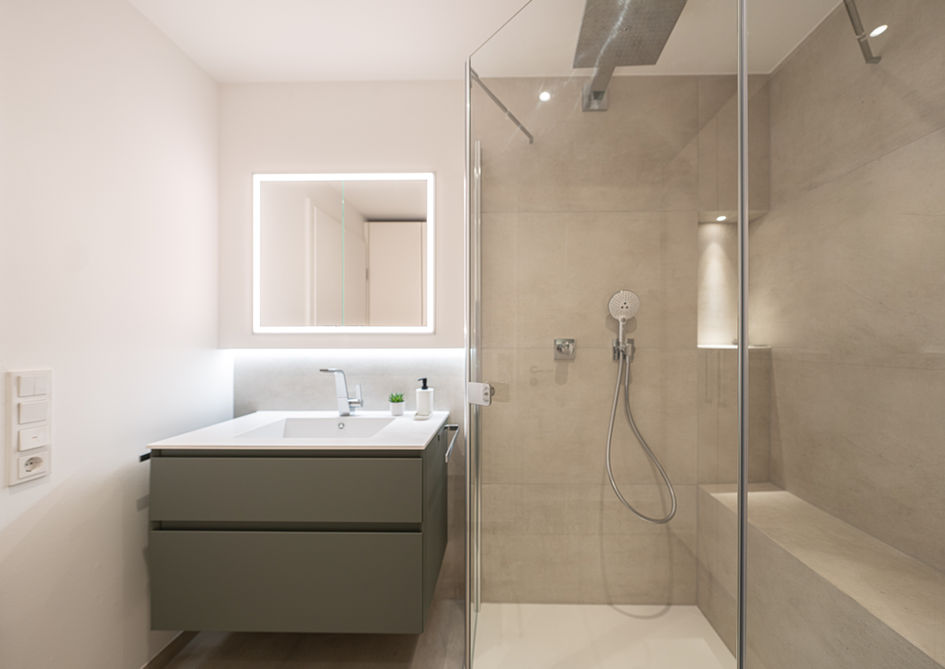 Ansicht Waschtisch, Dusche und Einbauspiegelschrank im Duschbad Alsterdorf