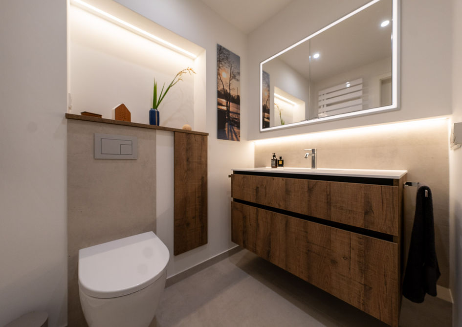 Duschbad Winterhude mit einer Waschmaschine im Einbauschrank, Holz Badmöbeln und einer großen Dusche