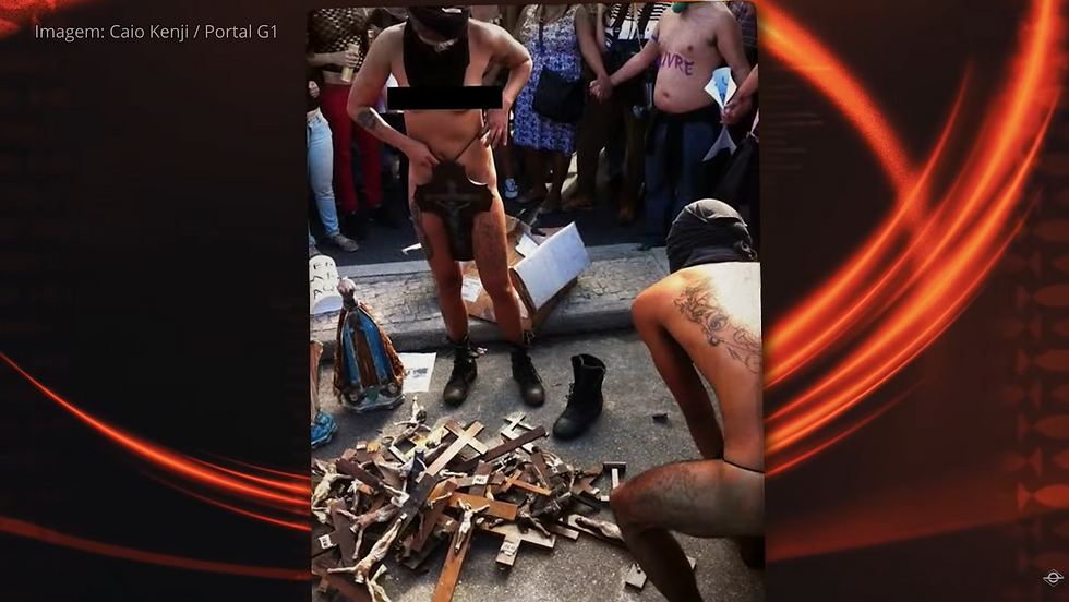 Pessoas na Parada Gay profanando artigos religiosos do catolicismo.