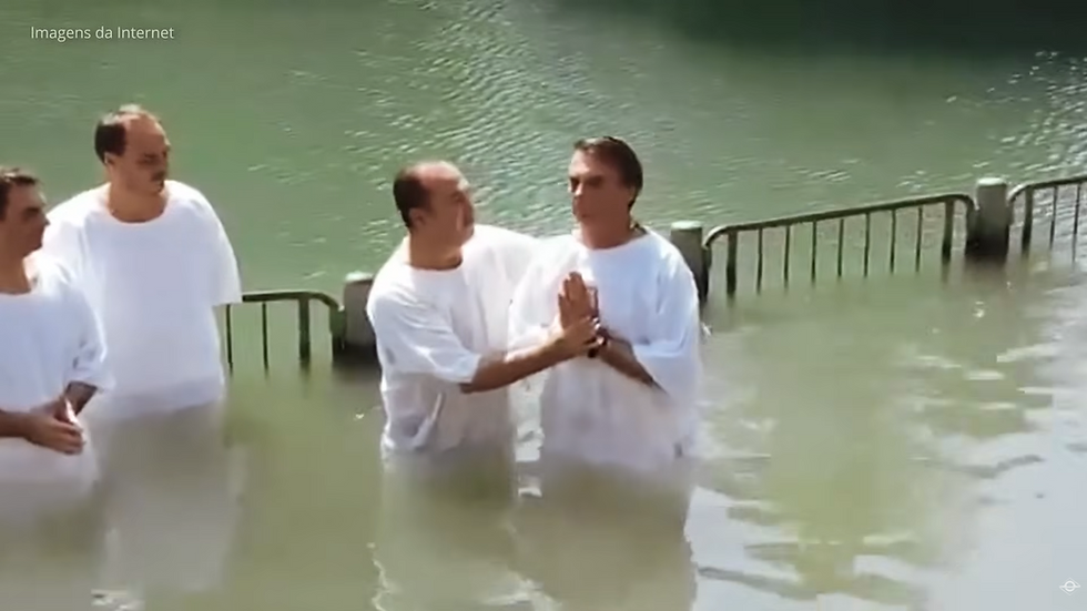 Jair Messias Bolsonaro sendo batizado no Rio Jordão em Israel.