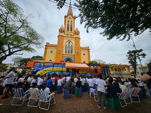 Crianças embarcam na magia da leitura com o Ônibus Livro-Vivo da Palmeiras Saneamento.