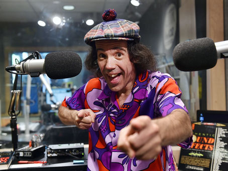 Nardwuar: de excentrieke interviewer die rappers verrast met zijn 'kennis en cadeaus'