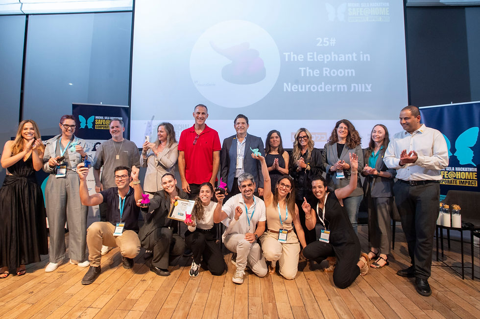 בתמונה: מקום ראשון מיזם The Elephant in the Room יחד עם שופטות.ים הגמר. שורה עליונה, מימין לשמאל : ינון אהרוני, מנכ״ל משרד הרווחה והביטחון החברתי, שירה לב־עמי, מנכ״לית מערך הדיגיטל הלאומי, עדי סופר־תאני, מנכ״לית Meta ישראל וחברת הנהלת EMEA, לילי בן־עמי, מנכ״לית פורום מיכל סלה, ד״ר אלון סטופל, המדען הראשי לחדשנות ויו״ר רשות החדשנות, ברק רגב, מנכ״ל Google ישראל, נועה תמיר, מנכ״לית כלכליסט,מיכה קאופמן, מנכ״ל Fiverr והמנחה אגם רודברג. שורה ראשונה: צוות המיזם : ליאור כהן, מור הרמן , יעל בילו ערן, בר חיים, נועה רנו, אורי מרגלית.