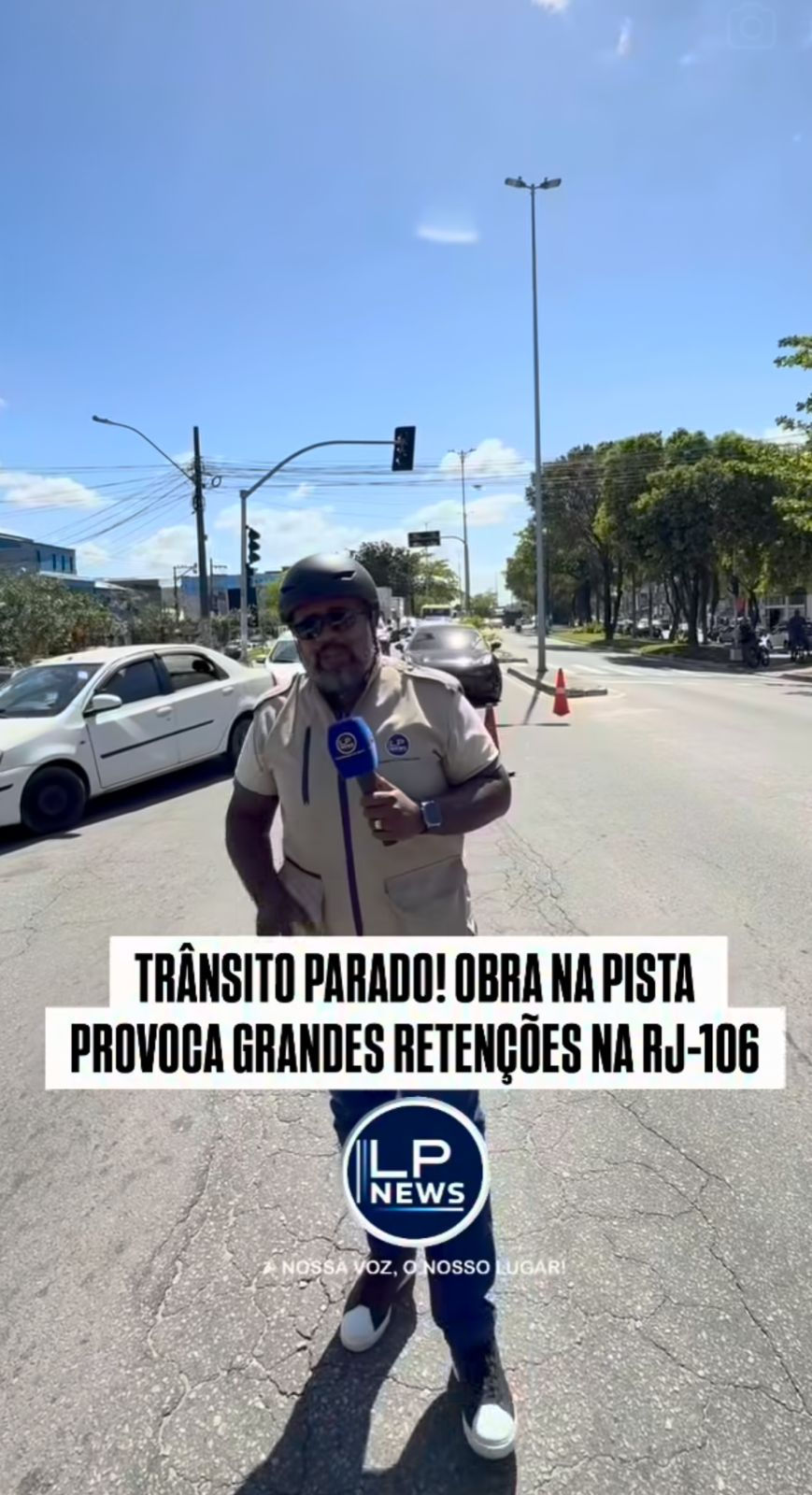A O congestionamento acontece devido a um desvio no trânsito na altura do Supermercado Hispanhol, onde equipes da Prefeitura de Rio das Ostras realizam serviços de recapeamento em parte da Rodovia Amara Peixoto.