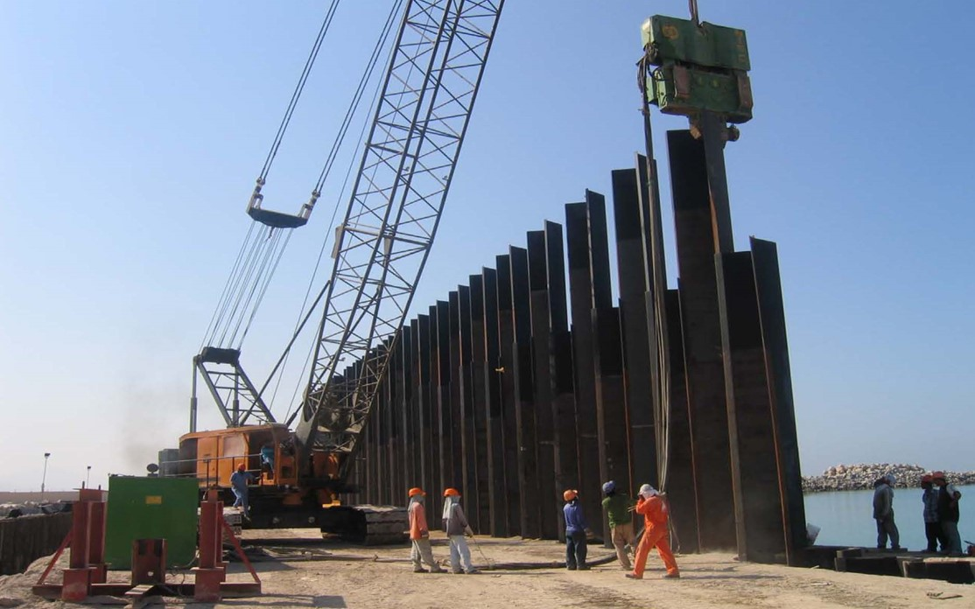 Extraction à grande échelle de palplanches d'un système de paroi installé à l'aide d'une grue sur chenilles et d'un vibro-marteau