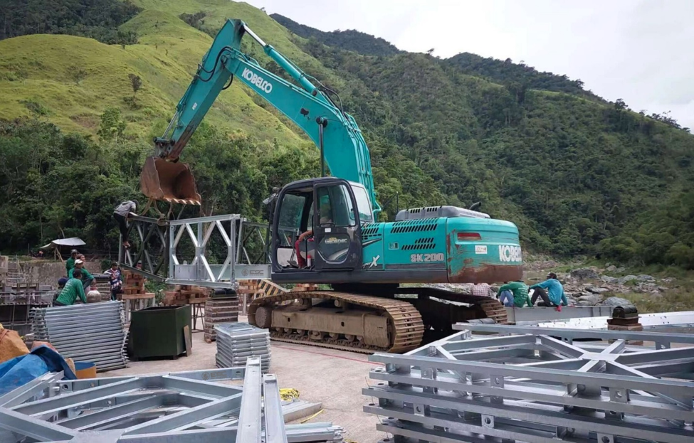 Assemblage de ponts modulaires en acier en terrain isolé à l'aide d'équipements lourds pour un déploiement rapide