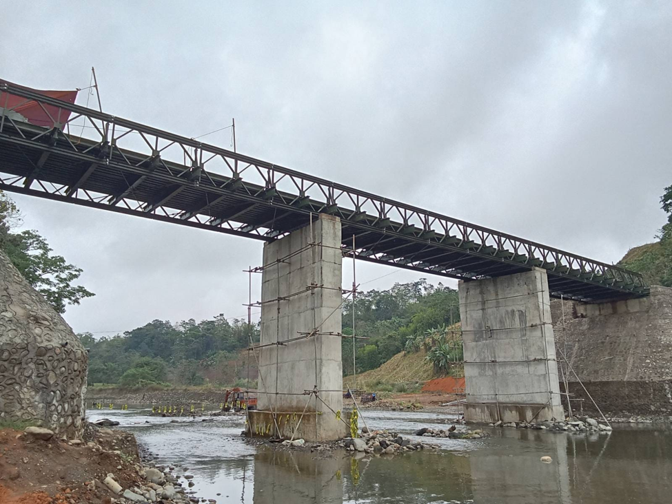 Système de pont en acier d'ingénierie en cours d'installation sur une infrastructure en béton avec accès par échafaudage
