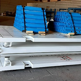 trench boxes with adjustable struts