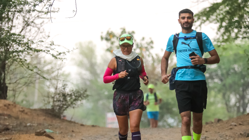 trail runners one woman one man another man in background Kiudamliu Gangmei Nitesh kamboj nitin mukharya