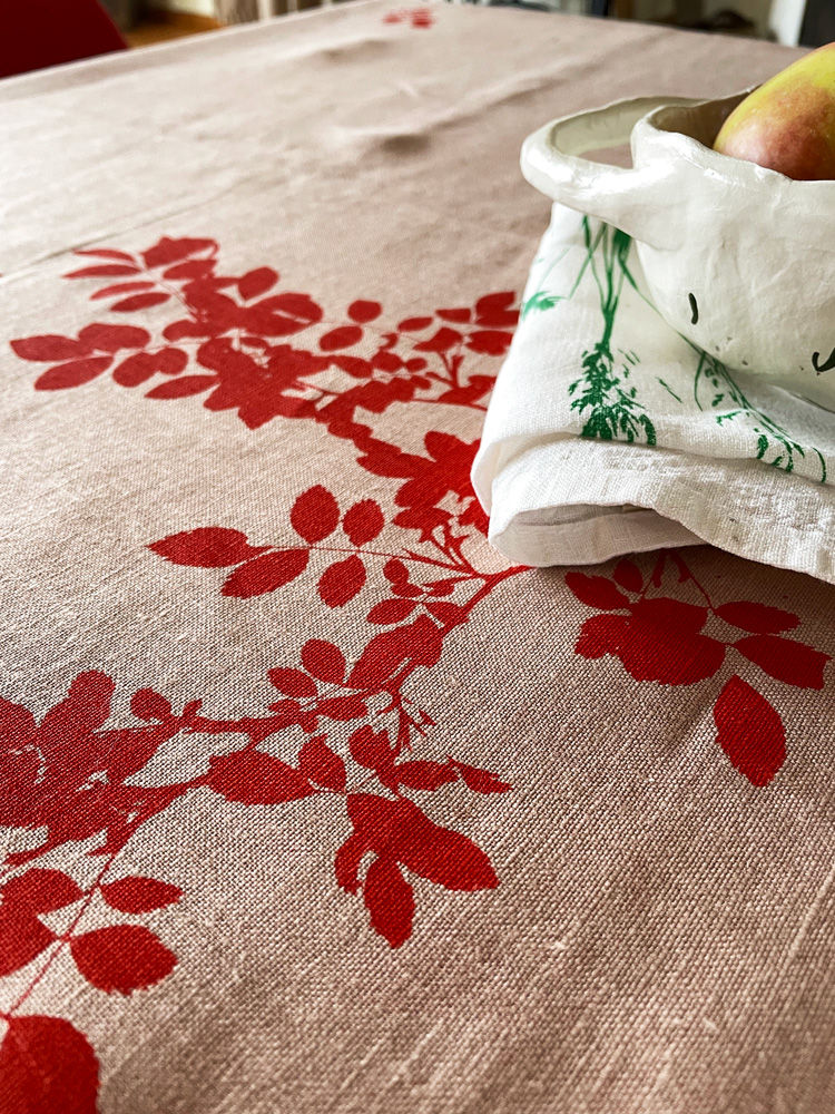 Miniaturbild: coralfarbenes Leinen-Tischtuch "kleine Heckenrose"