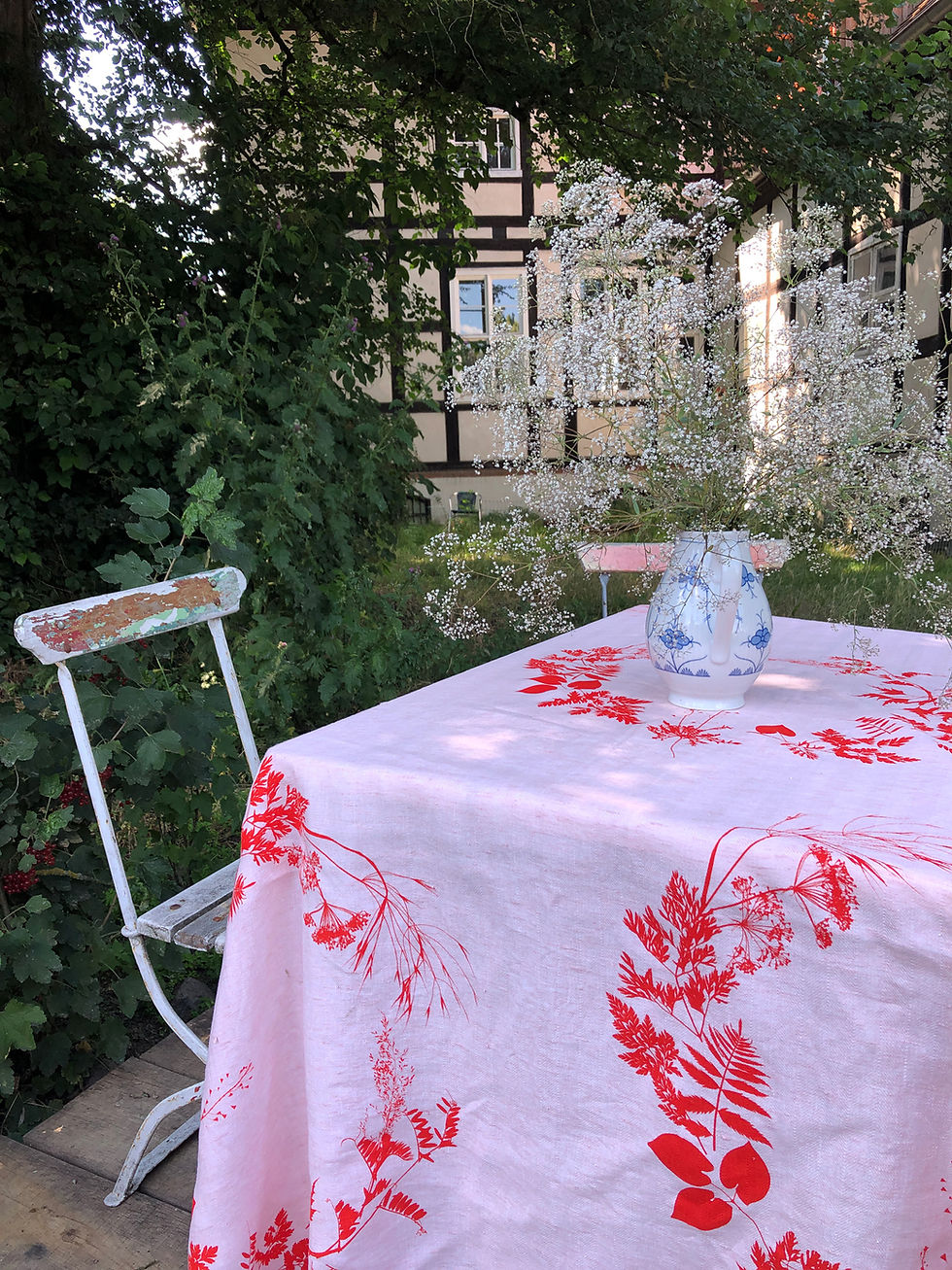 Rosa Leinen-Tischtuch "Erdbeerzeit" auf Gartentisch