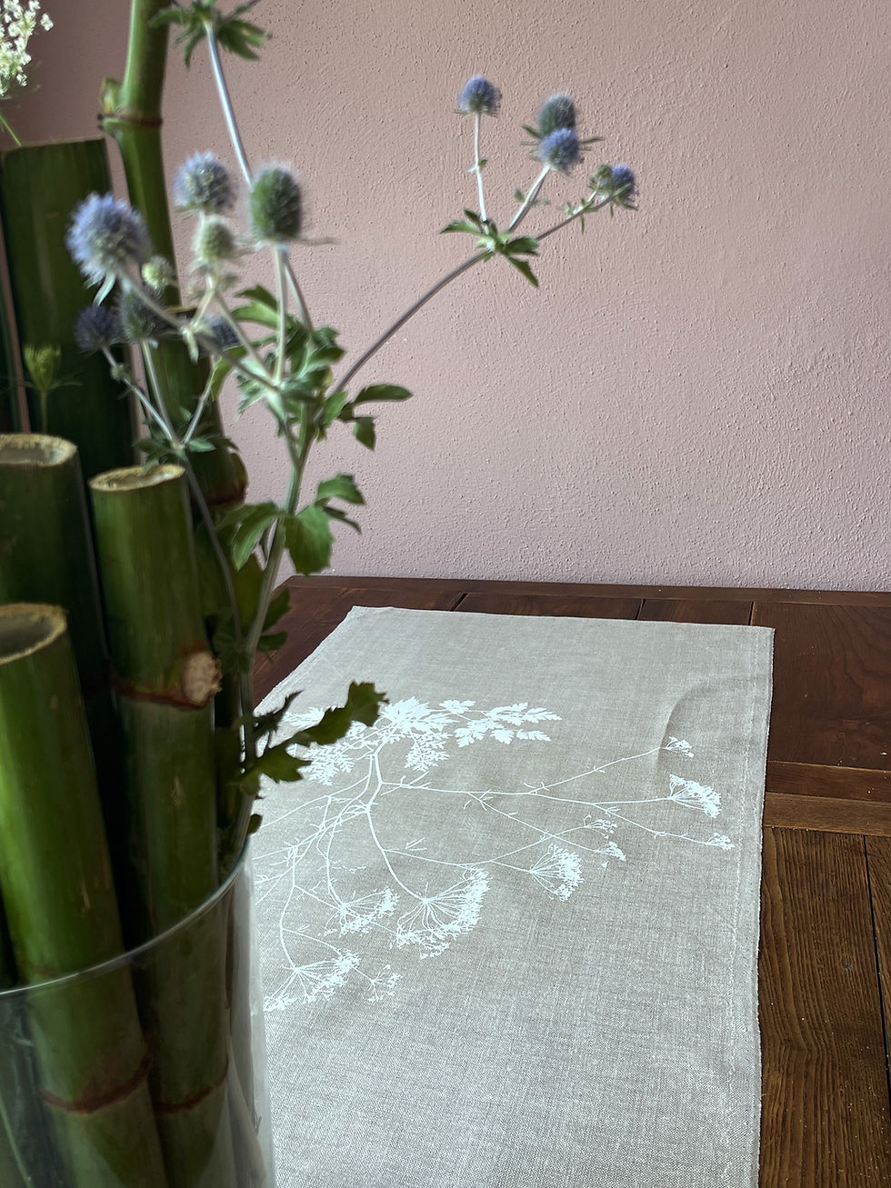 Miniaturbild: Leinen-Tischläufer Sichelmöhre naturgrau 2 m auf Holztisch Handbedruckter Tischläufer aus Leinen mit weißem Pflanzenprint Nat