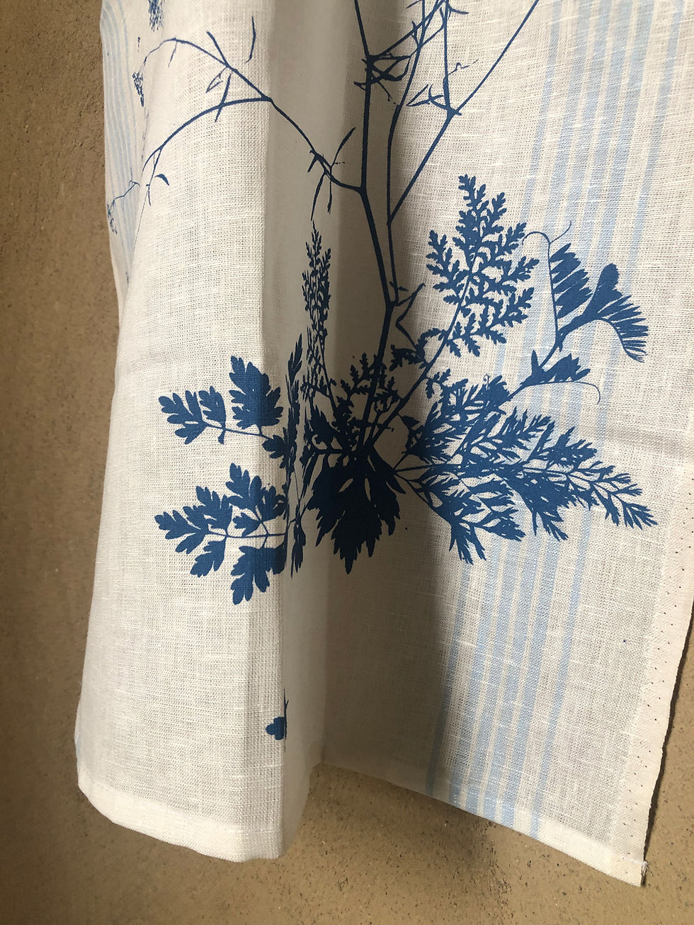 Miniaturbild: weißes Leinen-Geschirrtuch  "Sichelmöhre"