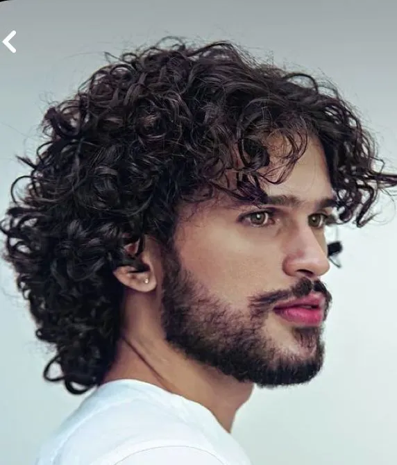 cheveux bouclés hommes