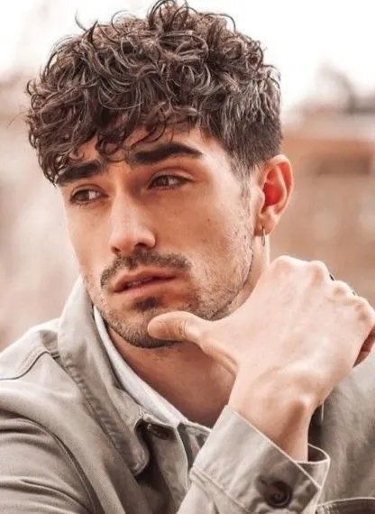 cheveux bouclés hommes