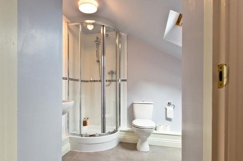 Burrs Farm - Bedrooms and Bathrooms