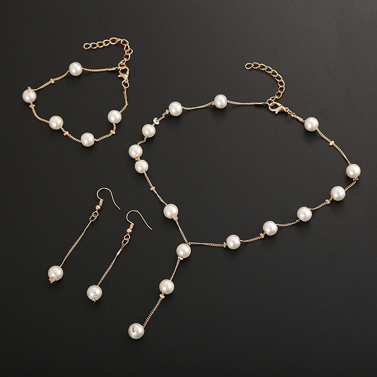 Elegant Pearl Jewelry Set: Necklace, Earrings, Bracelet