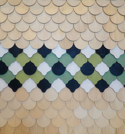 Geschnittene Holzschindeln rund & herzförmig mit Farbakzenten