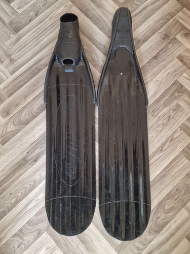 H DESSAULT Plastic fins | underwater foraging