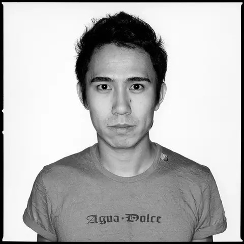 Portrait en studio d'un homme asiatique sur fond blanc, photo noir et blanc Paris