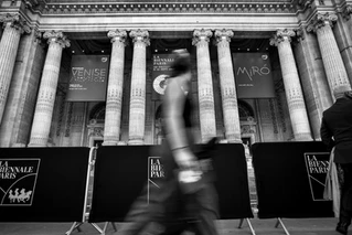 Vue extérieur du Grand Palais à Paris, photo en noir et blanc