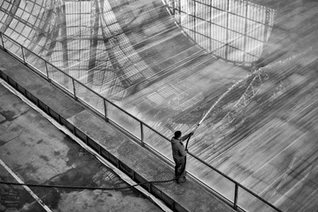 Grand Palais, construction d'une patinoire, un homme arose la glace, noir et blanc, paris france