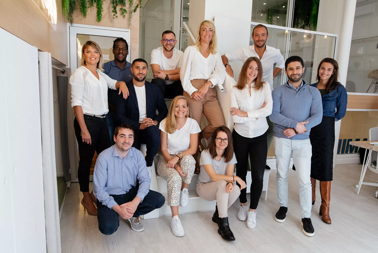 Photo de groupe composée de jeunes collaborateurs dans une start-up française à paris, photographie d'entreprise par Laurent Delhourme