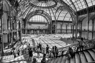 Le grand Palais de Paris, lumière du soleil sous la grande nef, des gens visitent, france