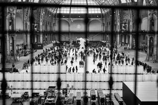 Patinoire sous la nef du grand palais à Paris, reflet de l'architecture dans la glace, noir et blanc.