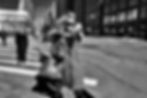 New York femme dans la rue monochrom