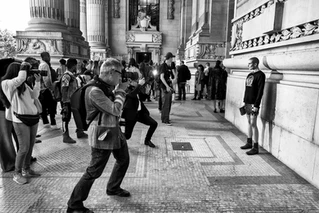 Devant les colonnes du grand palais une jeune femme se fait photographier par des photographes, Fashion week, paris France.
