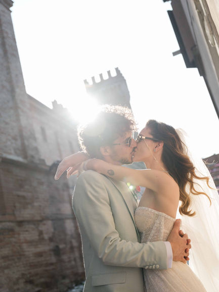 couple kissing in front of italian castle