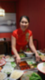 美丽的服务人员充满东方魅力。