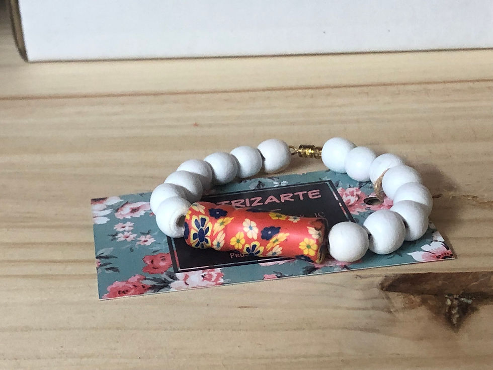 Pulsera bolas madera blanca y adorno flores