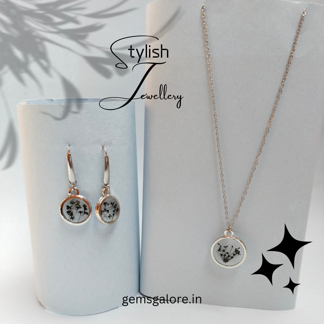 Simple Resin Chain Set With Natural Flowers.