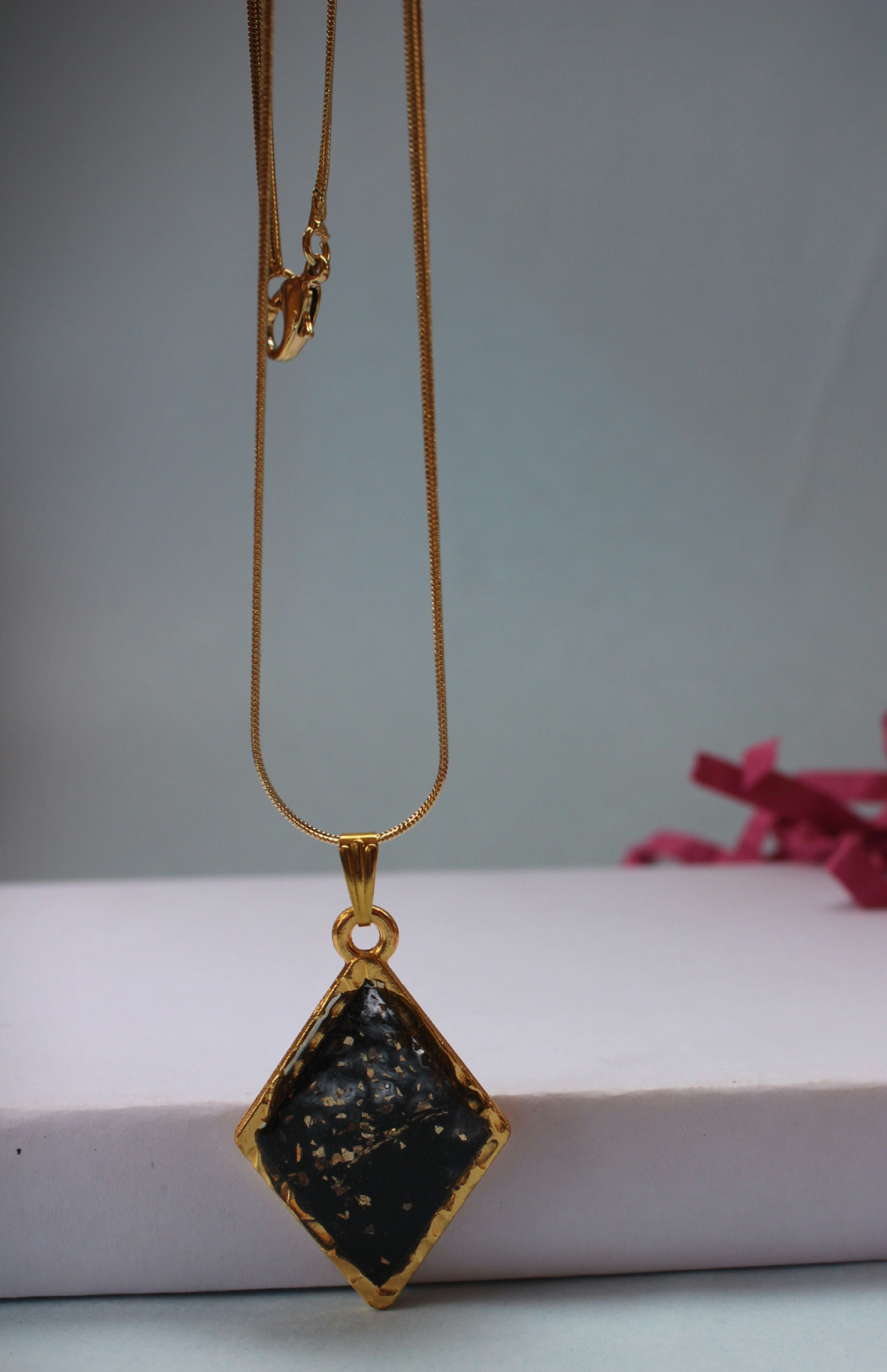 Simple Resin Chain With Natural Flowers.