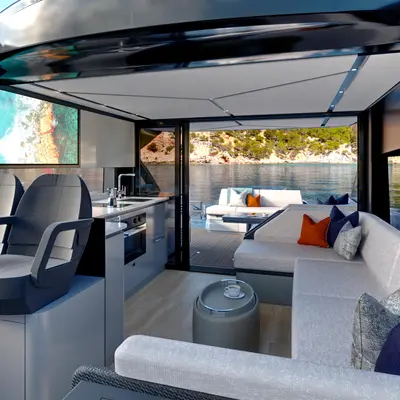 Η Sunseeker, η μεγάλη βρετανική εταιρεία κατασκευής, μόλις αποκάλυψε ένα νέο Predator 55 με χαμηλό προφίλ