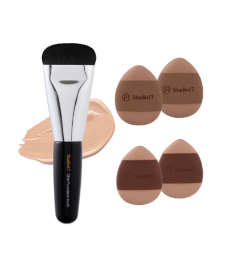 Studio 17 Skinfit Makeup Kit with 4 puffs and 1 foundation brush.