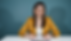 Consultora de recursos humanos realizando sesión de coaching laboral personalizado, ayudando a profesional a mejorar su empleabilidad y preparación para entrevistas.