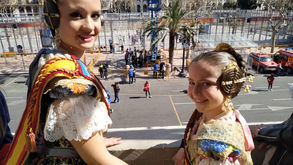 Les falleres majors de Dénia assisteixen a la mascletà des del balcó de l´Ajuntament de València
