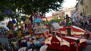 La falla Baix la Mar guanya la desfilada de carrosses de les festes de Dénia 2019