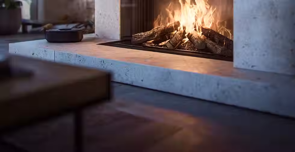Moderner Kamin mit brennenden Holzscheiten, schafft warme und behagliche Atmosphäre im Wohnzimmer