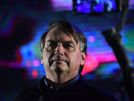 Com vômitos e calafrios, Bolsonaro é levado para hospital, diz Flávio