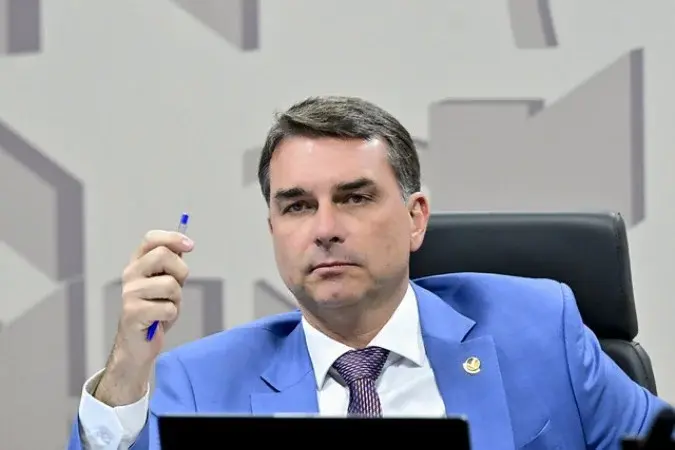 Fogo amigo no PL pressiona candidatura de Flávio Bolsonaro ao Planalto
