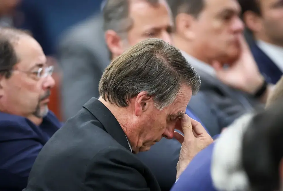 Médicos relatam piora dos soluços de Bolsonaro e pedem mais exames