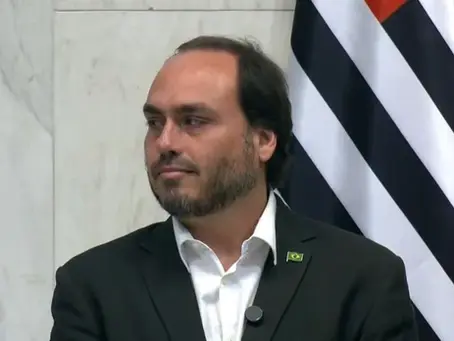 Carlos Bolsonaro ameaça listar membros do PL que "não apoiam" Flávio