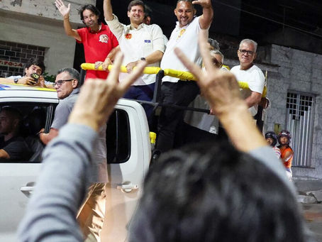 João Campos reafirma proposta de zerar IPVA de motos em carreata em Arcoverde