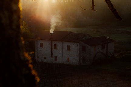 Vecchio rudere nella penombra illuminato al tramonto